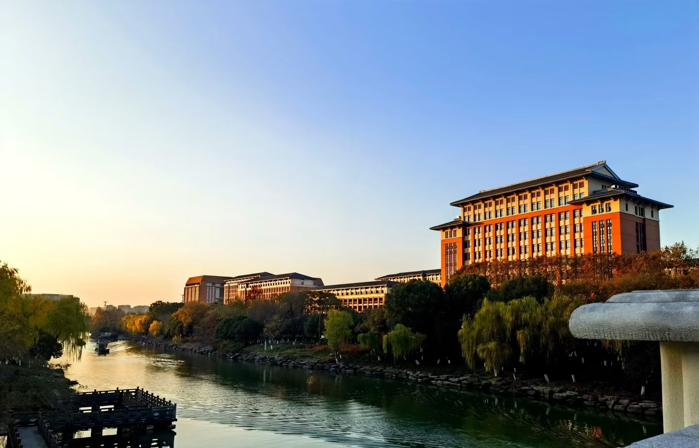 学生在华家池校区漫步欣赏校园风景